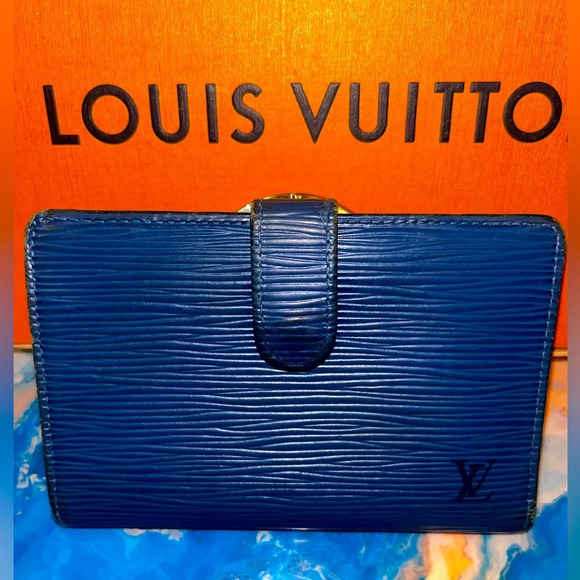 💎 Louis Vuitton epi Blue kiss lock authentic compact wallet. Callouts as shown! - Picture 1 of 9